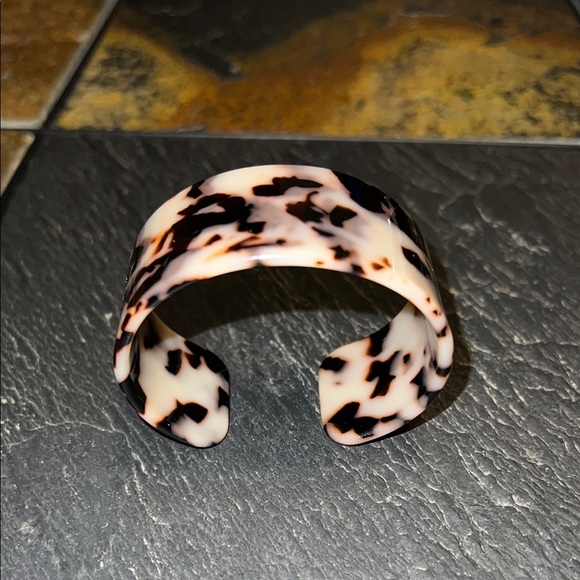 Tortoise Shell Patterned Bracelet - Picture 4 of 5